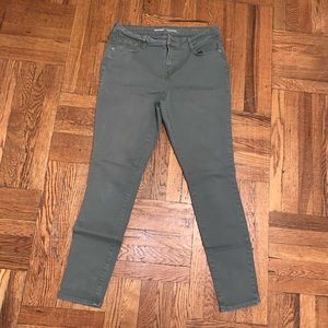 Old Navy army green jean Rockstar Mid-rise size 14
